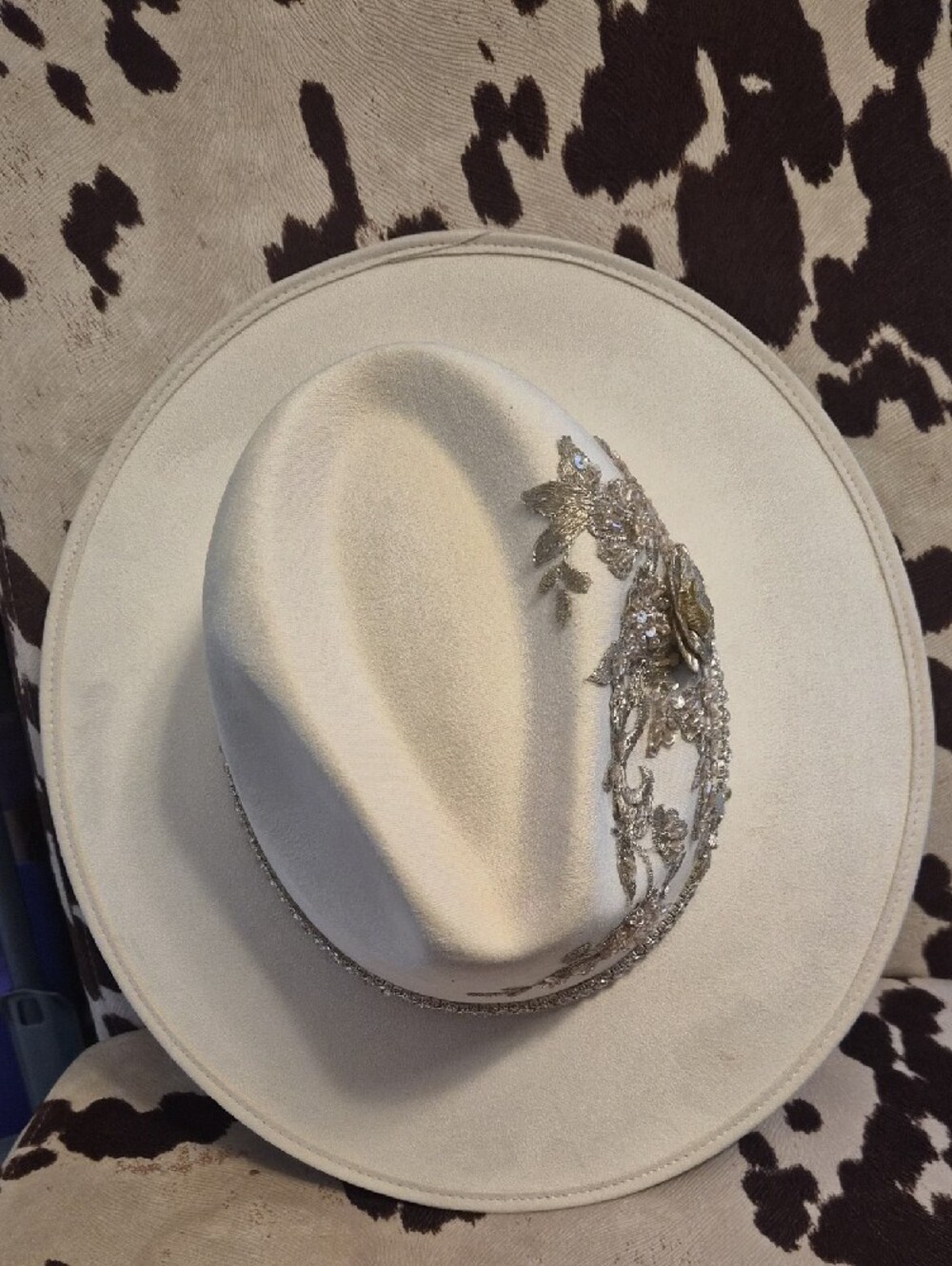 🩶Upscale Cream Hat with Metallic Floral Trim And Rhinestone Band🩶 - Picture 6 of 11
